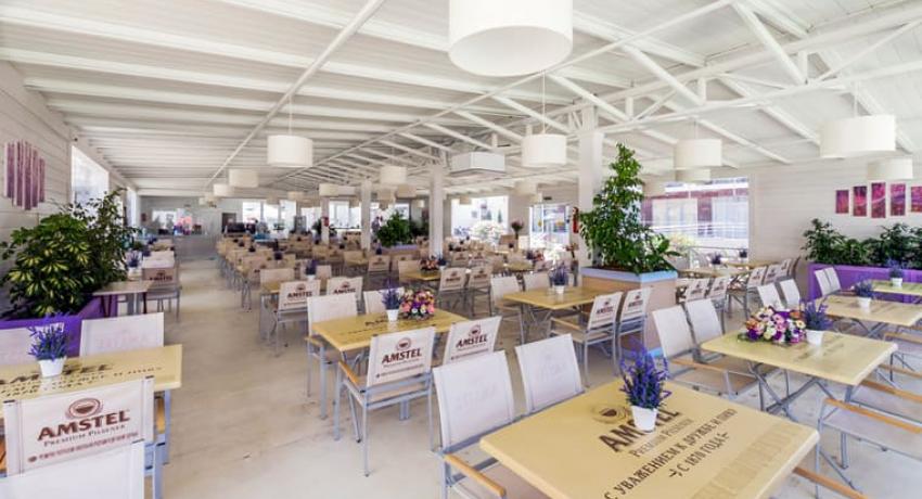 Интерьер зала ресторана «Прованс» в отеле Bridge Resort Сочи